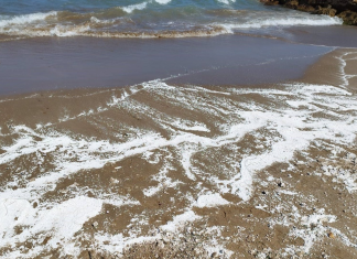 Una extraña sustancia blanca en el agua obliga a cerrar cuatro playas de El Puig