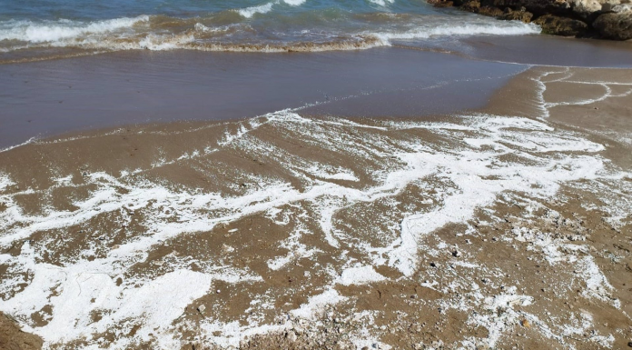 Una extraña sustancia blanca en el agua obliga a cerrar cuatro playas de El Puig