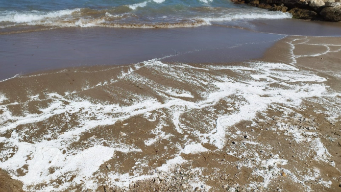 Una extraña sustancia blanca en el agua obliga a cerrar cuatro playas de El Puig