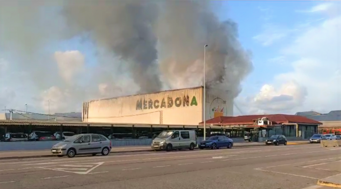 Continúan las labores de extinción en Mercadona: así han avanzado las llamas Continúan las labores de extinción en Mercadona: así han avanzado las llamas