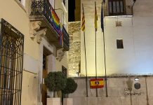 Un hombre arranca la bandera LGTBI del Ayuntamiento de Albaida para colocar una bandera franquista