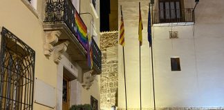 Un hombre arranca la bandera LGTBI del Ayuntamiento de Albaida para colocar una bandera franquista