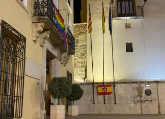 Un hombre arranca la bandera LGTBI del Ayuntamiento de Albaida para colocar una bandera franquista