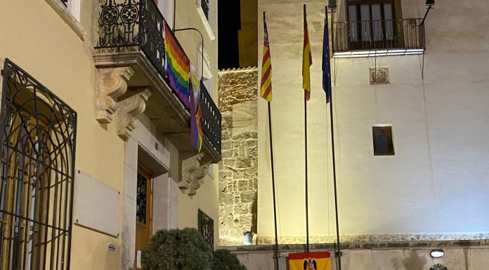 Arrancan una bandera LGTBI para sustituirla por una franquista en Albaida Un hombre arranca la bandera LGTBI del Ayuntamiento de Albaida para colocar una bandera franquista