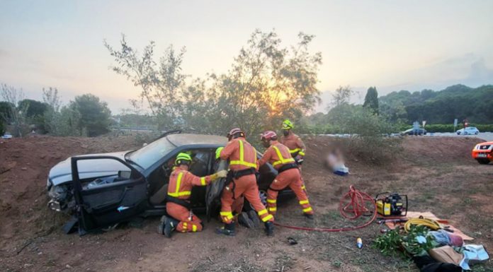 Auxilian a un hombre tras un brutal accidente en la salida de Bétera