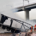 Un camión queda colgando de un puente tras sufrir un accidente en Valencia