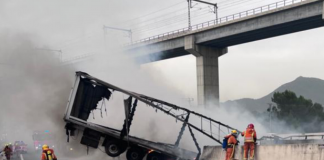 Un camión queda colgando de un puente tras sufrir un accidente en Valencia