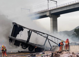 Un camión queda colgando de un puente tras sufrir un accidente en Valencia