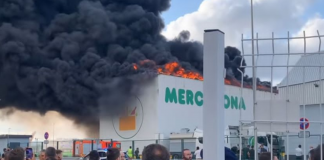 Un gran incendio calcina una parte de la nave de Mercadona en Ribarroja