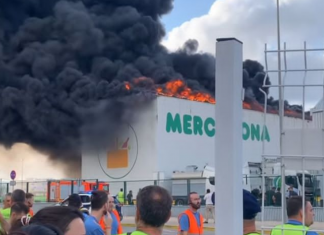 Un gran incendio calcina una parte de la nave de Mercadona en Ribarroja