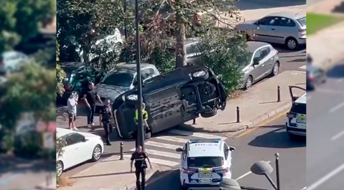 Un coche vuelca en la avenida de Aragón y deja dos heridos Un coche vuelca en la avenida de Aragón y deja dos heridos
