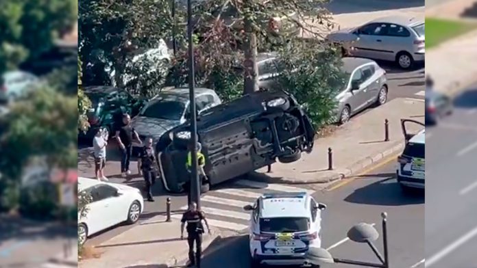 Un coche vuelca en la avenida de Aragón y deja dos heridos