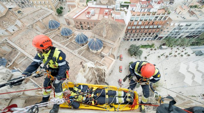 Evacuan a una persona en camilla desde lo alto del Miguelete