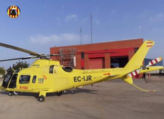 Un niño y su madre resultan heridos al caer desde un tercer piso en Oliva