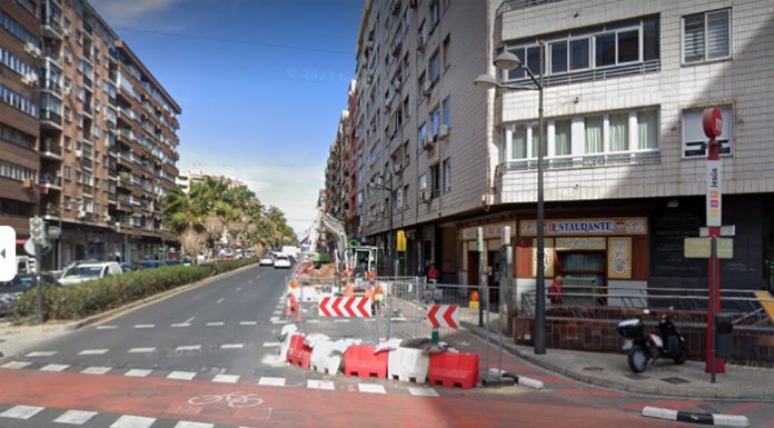 Un hombre estrella el coche contra un bar de la avenida Giorgeta