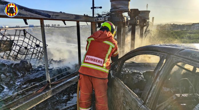 Arde un camión frigorífico en la A-7 a la altura de Alginet