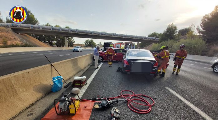 Accidente de 3 vehículos en la A-7 a la salida de Manises