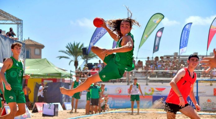La playa del Cabanyal se convierte el fin de semana en una gran pista de Balonmano Playa