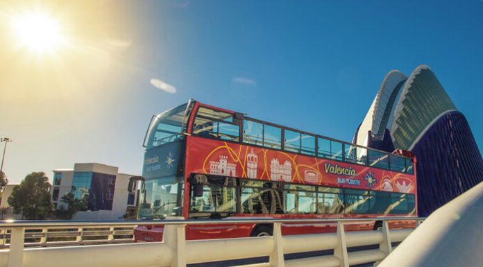 Los conductores de los buses turísticos circulan a 40 grados