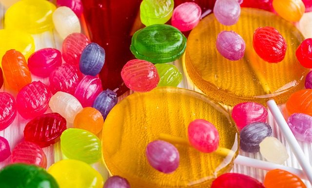 Encuentran fragmentos de plástico en caramelos para niños