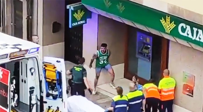 Vídeo: Un hombre alterado patea a un Guardia Civil