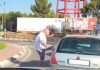 Vídeo: Golpea el coche de una señora mayor por no dejarle pasar en una rotonda