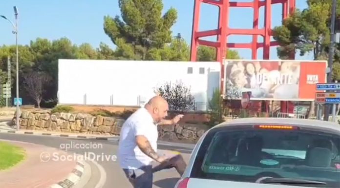 Vídeo: Golpea el coche de una señora mayor por no dejarle pasar en una rotonda