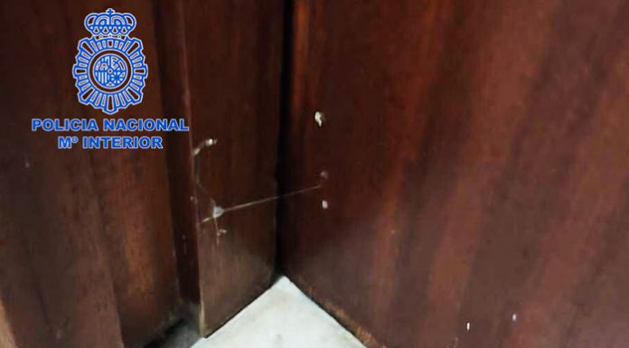 Sorprenden en Valencia a dos hombres poniendo “testigos” en las puertas para robar