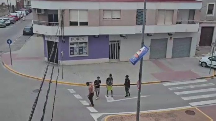 Una pelea multitudinaria con armas blancas deja un herido en Sueca