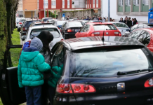 La multa de 200€ que te pueden poner al aparcar en la puerta del colegio