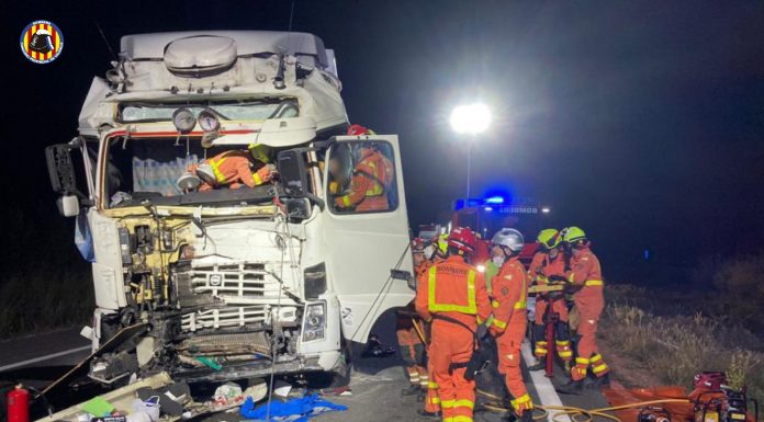 Impactante accidente entre dos camiones en Vallada