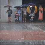 Metros cancelados, vuelos retrasados y carreteras cortadas en la ciudad por las lluvias