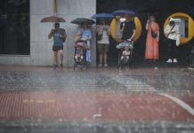 Metros cancelados, vuelos retrasados y carreteras cortadas en la ciudad por las lluvias