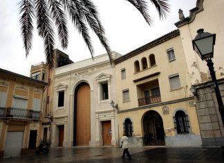 Fallece un trabajador tras caer desde varios metros de altura de un teatro de Valencia