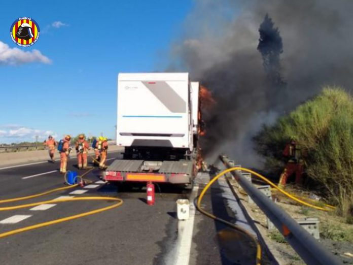 El incendio de un vehículo colapsa la A-7 y corta un carril a la altura de Torrent