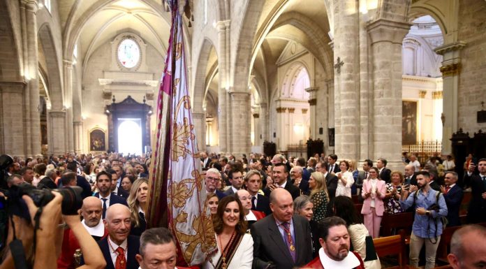 Vídeo: La Real Senyera vuelve a entrar en la Catedral para celebrar el Te Deum