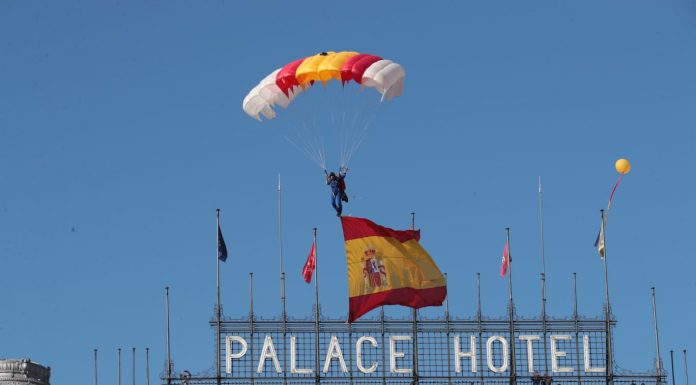 Una paracaidista valenciana despliega la bandera en el desfile del 12 de octubre
