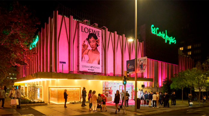El Corte Inglés se ilumina de rosa en Valencia