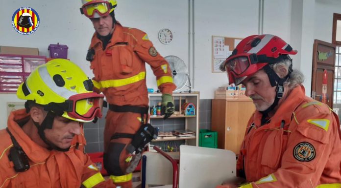 Rescatan a un niño de un colegio de Gandía al atascar la cabeza en una silla Rescatan a un niño de un colegio de Gandía al atascar la cabeza en una silla