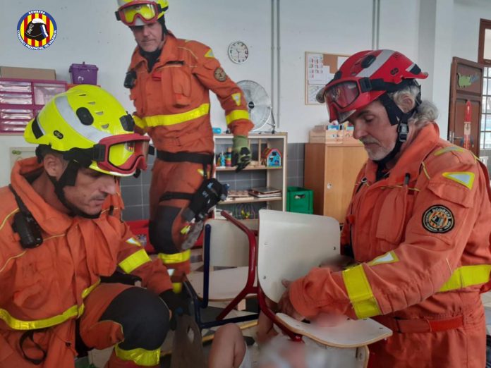 Rescatan a un niño de un colegio de Gandía al atascar la cabeza en una silla