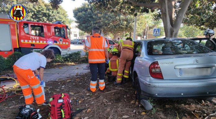Dos heridos tras chocar un vehículo contra un árbol en Picanya