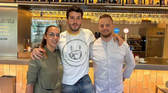 Sebastián Yatra se come una paella valenciana en su visita a Valencia