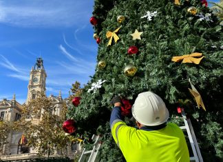 Navidad en Valencia: un árbol estilo Rockefeller Center y gran tapiz floral en el Ayuntamiento, entre las grandes novedades