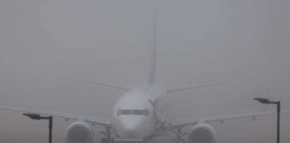 La niebla siembre el caos en el aeropuerto con cancelaciones, retrasos y desvíos