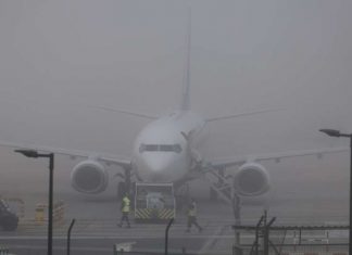 La niebla siembre el caos en el aeropuerto con cancelaciones, retrasos y desvíos