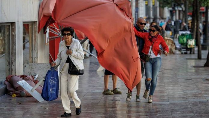 Emergencias alerta de un episodio de "fuertes rachas de viento" y adopta medidas preventivas