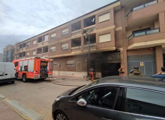 Evacúan un edificio de Alginet al incendiarse una motocicleta en un garaje