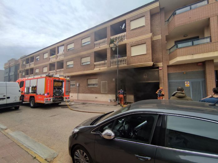 Evacúan un edificio de Alginet al incendiarse una motocicleta en un garaje