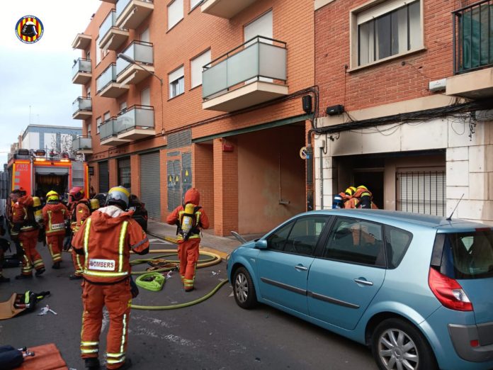 Un fallecido y un herido grave en el incendio de una vivienda en Burjassot