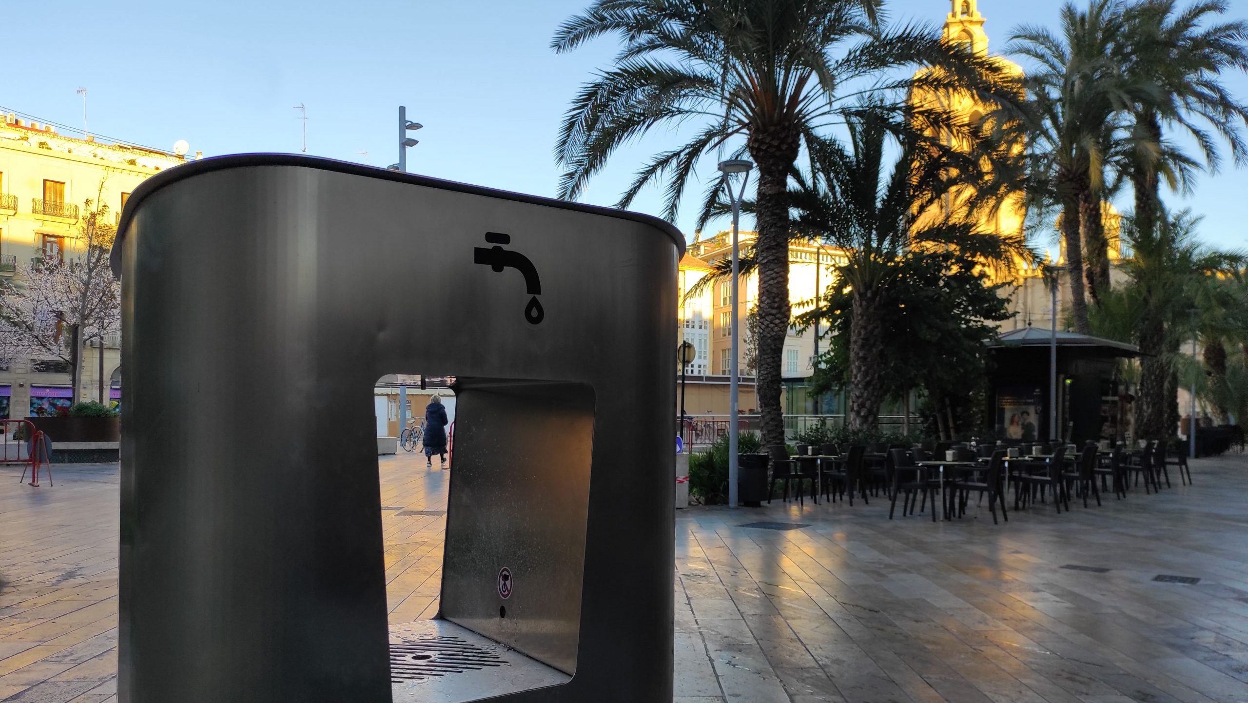 Instalan 8 fuentes para rellenar botellas con agua fresca en Valencia